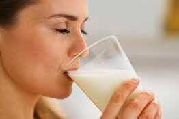 रात में दूध पीने के 5 जबरदस्त फायदे क्या आप जानते हैं हड्डियों को बनाता है फोलाद